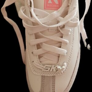 Skechers Women's Size 10 White Lace-Up Sneaker with Pink Sole